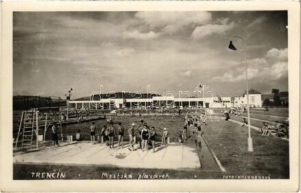 Trencsén, Trencín; Mestská plaváren / strand / swimming pool. Foto Holovbková, photo