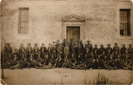 1918 Első világháborús osztrák-magyar rohamsisakos osztag, katonák csoportképe / WWI K.u.k. military, soldiers' group photo (EK)