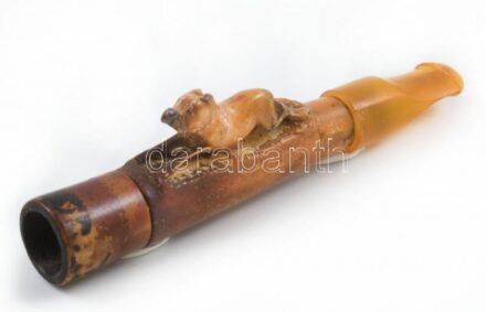 Kutyás szipka, borostyán szopókával, sérült, h: 10 cm