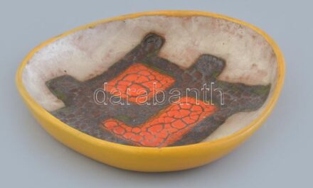 B. Várdeák Ildikó (1929-2013): Retró tálka, mázas kerámia , jelzés nélkül, minimális máz hiba, 15,5x14 cm