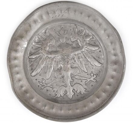 1816 Ón tányér, vésetekkel, bestia motívummal, horpadásokkal, d: 25 cm