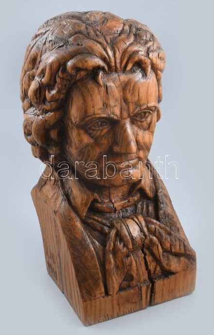 K H 1941 jelzéssel: Beethoven. Faragott tölgy, repedésekkel, m: 42 cm
