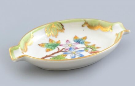 Herendi Viktória mintás porcelán hamutál, kézzel festett, jelzett, kopásnyomokkal, 9x6 cm