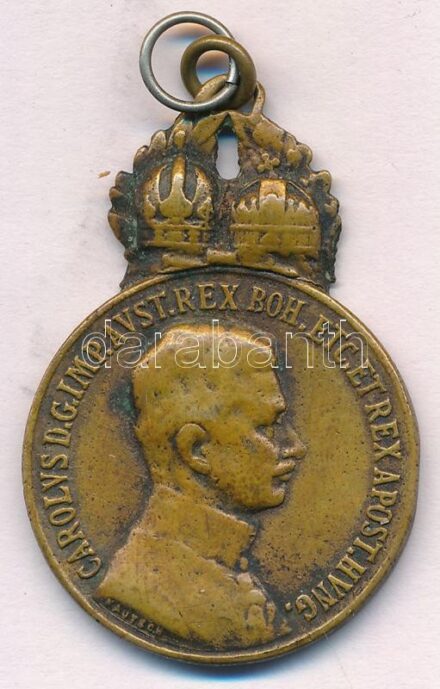 1917. 'Károly Bronz Katonai Érdemérem' aranyozott, jelzetlen bronz kitüntetés, mellszalag nélkül. Szign.:Kautsch T:2- kopott aranyozás, patina Hungary 1917. 'Bronze Militarty Order of Merit' gilt, unmarked bronze decoration without ribbon.