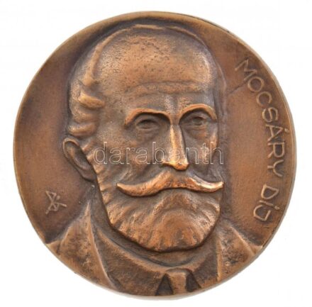 Péter Ágnes (1949-) Mocsáry díj. Patinázott bronz. Faragott fa dobozban. d: 10 cm, doboz méret: 13x15x4,5cm