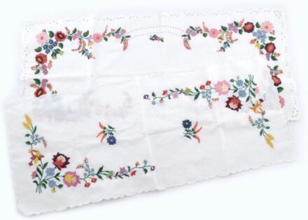 2 db Kalocsai mintás hímzett terítő, 80x33 cm és 82x36 cm