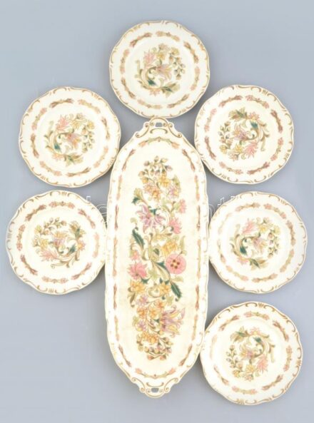 Zsolnay pillangómintás szendvicses készlet, 6 személyes, tálca + 6 db tányér. Kézzel festett, jelzett, kopásokkal, mázrepedésekkel, 44x16 cm, d: 16,5 cm