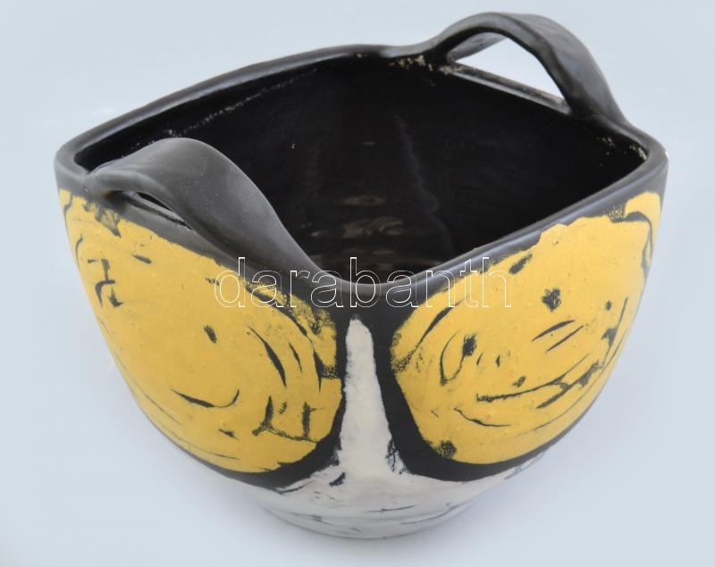 Gorka Lívia (1925-2011): Kaspó. Fekete, fehér és sárga mázakkal festett kerámia, jelzett, mázhibával, 17x14 cm, m:13 cm