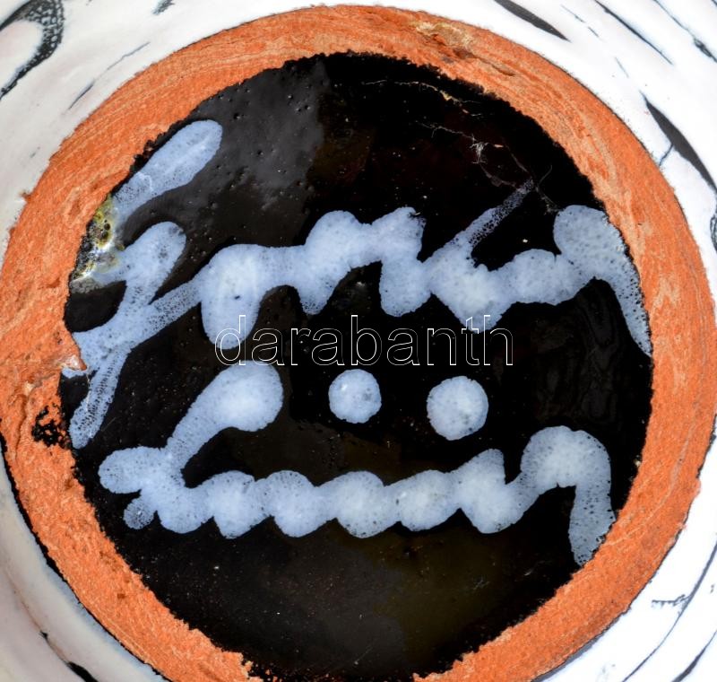 Gorka Lívia (1925-2011): Kaspó. Fekete, fehér és sárga mázakkal festett kerámia, jelzett, mázhibával, 17x14 cm, m:13 cm - Image 3