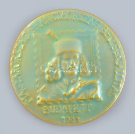 1984. 'Magyarország - Franciaország Bélyegkiállítás - Budapest 1984' eozin mázas Zsolnay porcelán emlékplakett, apró kopásnyomokkal, jelzett, d: 10,5 cm