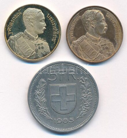 Vegyes: Thaiföld DN 'V. Ráma király' aranyozott Br és Br emlékérem pár (25mm) + Svájc 1985. 5Fr Cu-Ni T:2,1- (PP) Mixed: Thailand ND 'Rama V' gilt Br és Br commemorative medallion pair (25mm) + Switzerland 1985. 5 Francs Cu-Ni C:XF,AU (PP)
