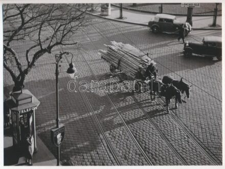 cca 1936 Osoha László budapesti fotóművész hagyatékából 1 db mai nagyítás (Lovaskocsi rálátásból, Budapesten), 17,7x23,9 cm