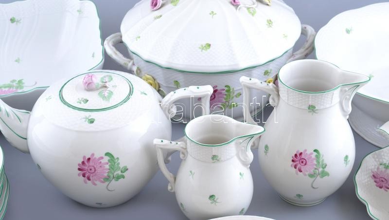 Herendi Tertia 61 darabos étkészlet, mokkás, teás, mártásos, vegyesen, hiányokkal. Rózsákon csorbák. Jelzett. - Image 3