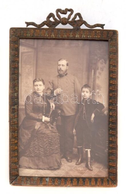 Antik üvegezett, kitámasztható rézkeret, kissé sérült, 1890-1900 körüli keményhátú családi fotóval Letzter kassai műterméből, körbevágva, 13×9 cm