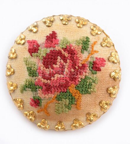 Tűgobelines kitűző, bross, d: 3 cm