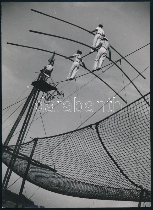 cca 1930-1940 Szendrő István (1908-2000): Artisták, Baldió-csoport, Óbuda, Piac tér, pecséttel jelzett fotó, 23×17 cm