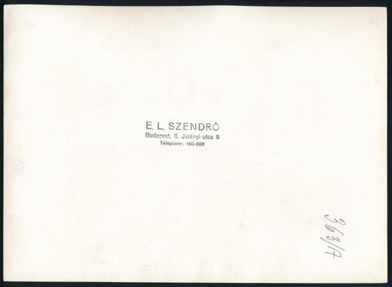 cca 1930-1940 Szendrő István (1908-2000): Artisták, Baldió-csoport, Óbuda, Piac tér, pecséttel jelzett fotó, 23×17 cm - Image 2