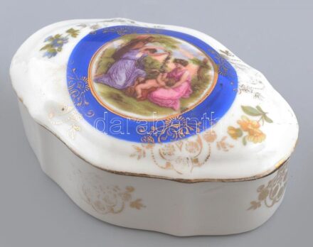 Cseh Alt Wien ékszeres dobozka historizáló jelenettel. Matricás, jelzett, kopott. 13 cm