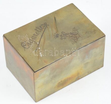 Cigarettás doboz. réz, nemesi monogrammal. 12x8x7 cm
