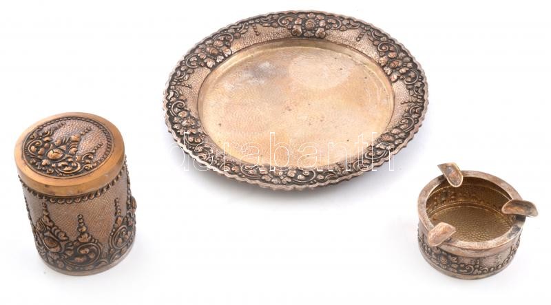 Fedeles dobozka és hamutartó. Réz, dombornyomott d: 7 cm, m: 10 cm + tálca 20 cm