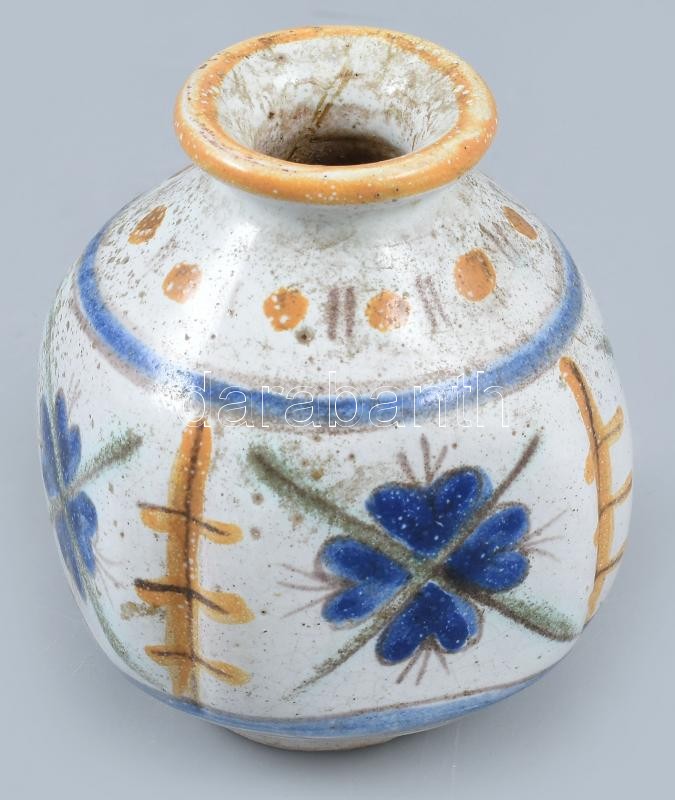 Gorka Géza (1894-1971): Habános váza. Korongozott cserép, csontszínű, repesztett (ún. Bidtel) alapmázon, színesen festett növényi motívumok. Alján jelzett: masszába karcolt GNV háromszög Gorka. . m:7,5cm, d:6cm