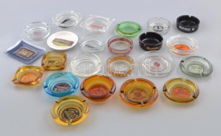 23 db különféle üveg hamutál (közte egy porcelán), sok érdekes darabbal: amerikai hotelek és éttermek (Las Vegas, Los Angeles, Hollywood), Wimbledon Championship, Rolls Royce, Playboy, stb. Néhányon kisebb kopásnyomokkal, csorbákkal.