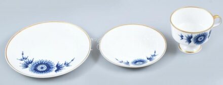 Kék mintás porcelán reggeliző készlet, 2 db tányér + 1 db csésze jelzett, kis kopásnyomokkal