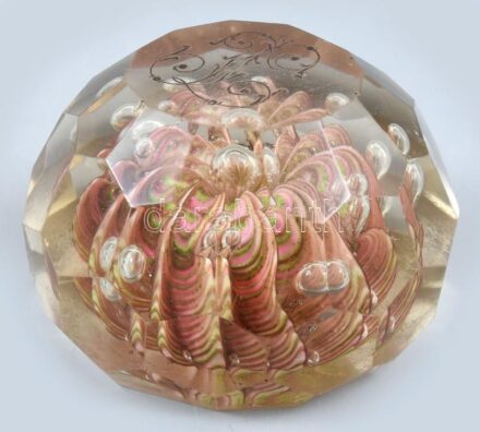 Muránói üveg levélnehezék, csiszolt, tetején gravírozás, d: 10 cm, m: 6 cm