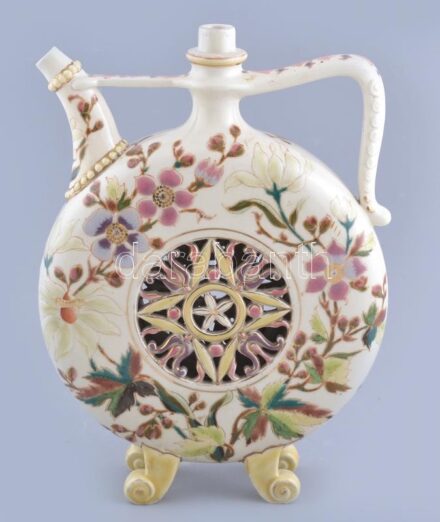Zsolnay virágmintás lábas kulacs, kézzel festett, jelzett, három lába ragasztott, m: 31 cm