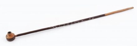 Meggyfából faragott hosszú szárú, levehető, pipát formázó cigaretta szipka, fején 'Esztergom' jelzéssel, h: 50 cm