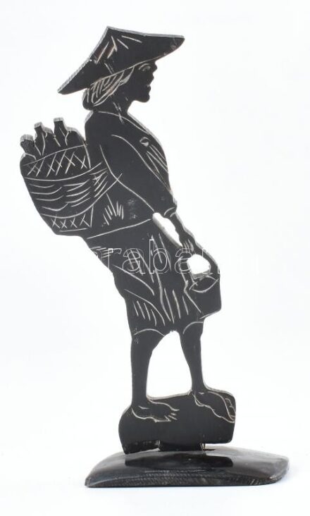 Szántóvető. Faragott szaru figura, szobor. 13 cm