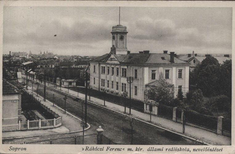 Sopron. Rákóczi Ferenc m. kir. állami reáliskola, nevelőintézet. Sopron. Rákóczi Ferenc m. kir. állami reáliskola, nevelőintézet.