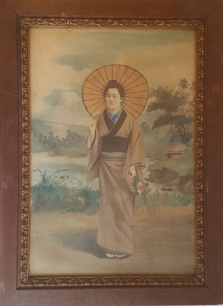 Antik japán selyemkép. Antik japán selyemkép: gésa napernyővel és virággal. Selyem, akvarell.