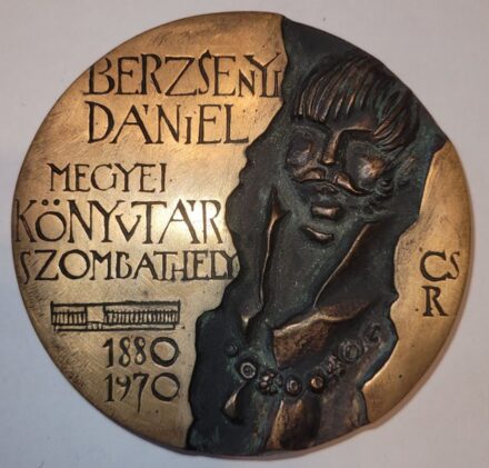 Szobor, kisplasztika, érem. Csíkszentmihályi Róbert (1940-2021) Szobor, kisplasztika, érem. Csíkszentmihályi Róbert (1940-2021): Berzsenyi Dániel Megyei Könyvtár. 1970. Bronz. Lipták Pál hagyatékából.