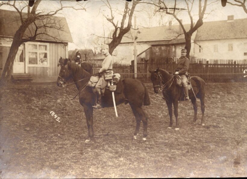 Négyessy Imre (1895-?) ezredes személyes tárgyai és iratai. Fotó. Orosz harctér, 1914.  Négyessy Imre (1895-?) ezredes személyes tárgyai és iratai. Fotó. Orosz harctér, 1914. Az ezredes (akkor még főhadnagy) és adjutánsa lóháton.