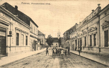 1916 Pakrác, Pakrac; utcakép, gyógyszertár, könyvesbolt és könyvkiadó / Preradoviceva ulica, Knjizara, Knjigotiskara, Knjigoveznica, Lekarna, Singera / street view with book and printing shop and pharmacy (fl)