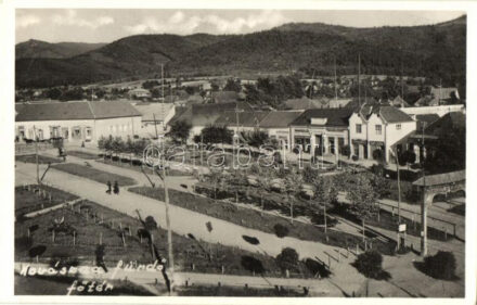 Kovásznafürdő, Fő tér, Szabó nyomda, Deák Károly, Imreh Béla és Bartha B. Emil üzlete, gyógyszertár / main square, shops, pharmacy (EK)