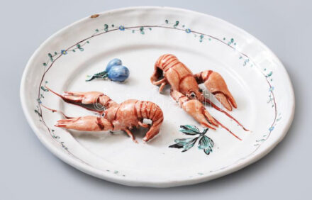 Dísztányér két rákkal, petrezselyemlevéllel és szilvaággal. Kőcserép, Tata, 1785 körül, jelzett, peremén kis sérüléssel, d: 23,5 cm /// Decorative plate featuring two crayfish, a parsley leaf, and a plum branch. Earthenware. Attributed to Tata, circa 1785. Marked. Minor rim damage. Diameter: 23.5