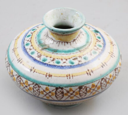 Gorka Géza (1894-1971): Lapos váza. Jelzett, talpánál kis pattogzással, d: 11,5 cm, m: 10 cm /// Géza Gorka (1894-1971): Shallow Vase. Signed. Minor chipping at the base. Diameter: 11.5 cm, height: 10 cm
