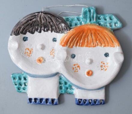 Kiss Roóz Ilona (1920-2010): Gyermekpár. Mázas kerámia, jelzett, 17x20 cm /// Ilona Kiss Roóz (1920-2010): Pair of Children. Glazed ceramic. Signed. Dimensions: 17 × 20 cm