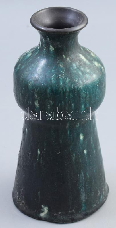 Bod Éva (1924-2004): Méregzöld váza. Csorgatott mázas kerámia, jelzett, minimális kopással, m: 19 cm /// Éva Bod (1924-2004): Poison Green Vase. Drip-glazed ceramic. Signed. Minor wear. Height: 19 cm