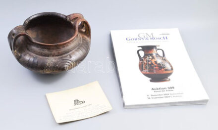 Kantharosz. Terrakotta, Etruszk, Kr. e. 750-650, ívelt nyakkal, szalagos fülekkel, gombos díszítéssel, kis sérüléssel, restaurált, m: 13,7 cm, d: 21,2 cm. Proveniencia: H. S. Hessen gyűjteményéből, részt vett a Gorny & Mosch 2024-es aukcióján. Az eredeti gyűjtői kártyájával és az aukciós ház katalógusával, melyben szerepel. /// KIZÁRÓLAG SZEMÉLYES ÁTVÉTEL, NEM POSTÁZZUK! / ONLY PERSONAL COLLECTION AT OUR