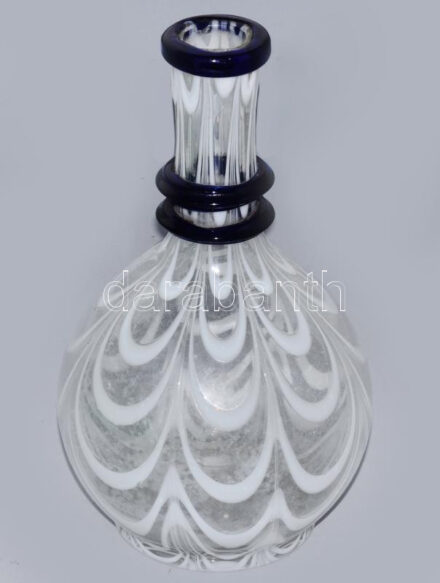 Palack. Zemplén, 18. sz. vége, színes üvegszál díszítéssel, m: 23 cm /// Bottle. Zemplén, late 18th century, decorated with colored glass threads. Height: 23 cm