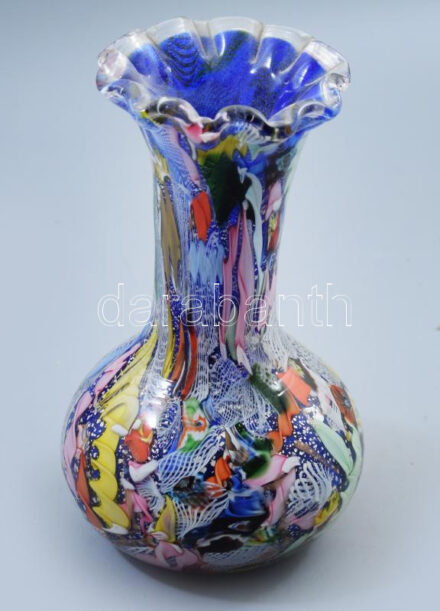Murano "Tutti Frutti" váza. cca 1950/60, terv.: Aureliano Toso, Áttetsző üveganyagba süllyesztett formázott polikróm üvegszelet, aranylemez és ezüstlemez díszítésekkel, jelzés nélkül, karcokkal, m: 22 cm /// Murano 'Tutti Frutti' Vase. Circa 1950/60, design by Aureliano Toso. Translucent glass with molded polychrome glass slices, decorated with gold and silver leaf. Unmarked, with scratches. Height: 22