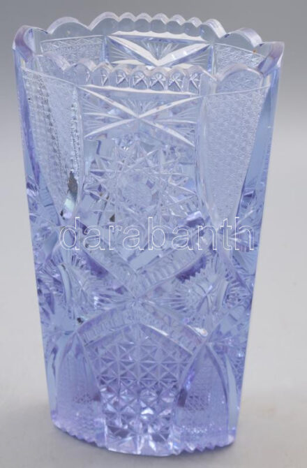 Ajkai Üveggyár (feltehetően), cca 1930, neodymium üveg, jelzés nélkül, m: 28,5 cm /// A gyárban alkalmazott neodymium üveg az ajkai iparművészek saját fejlesztése, mellyel világkiállításon is képviseltették magukat. /// Ajka Glassworks (presumably), circa 1930, neodymium glass, unmarked. Height: 28.5 cm. /// The neodymium glass used by the factory was a unique development by the Ajka craftsmen, with which they represented themselves at the World