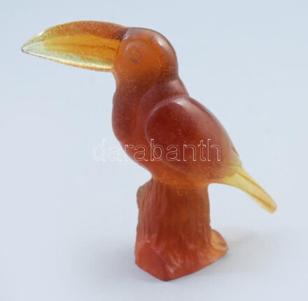 Daum kristály tukán. cca 1980 után, Nancy, Franciaország, "Pate De Verre" kristály, jelzett az alján, pattogzásokkal, m: 9,5 cm /// Daum Crystal Toucan. Circa after 1980, Nancy, France. 'Pate De Verre' crystal, marked at the base. With chipping. Height: 9.5