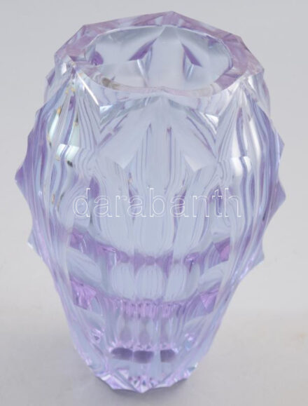 Art deco váza. Ajkai Üveggyár (Kossuch János Ajkai Üveggyára), cca 1930, neodymium üveg, jelzés nélkül, kis pattogzással, m: 20 cm /// A gyárban alkalmazott neodymium üveg az ajkai iparművészek saját fejlesztése, mellyel világkiállításon is képviseltették magukat. /// Art Deco Vase. Ajka Glassworks (Kossuch János Ajkai Üveggyára), circa 1930, neodymium glass, unmarked, with minor chipping. Height: 20