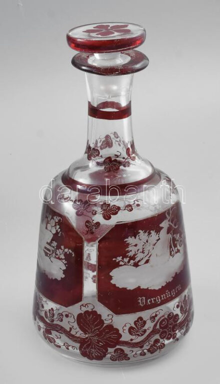 cca 1860 Biedermeier bíborpácolt italos palack, koronás díszítéssel, körben ornamentikus mintákkal ékesítve és kartusokban különböző ábrázolásokkal, jelzés nélkül, kis kopottsággal, jó állapotban, m: 21 cm /// Circa 1860, Biedermeier Crimson-Stained Liquor Bottle, adorned with a crown decoration, featuring ornamental patterns around the body and different depictions in cartouches. Unmarked, with slight wear, in good condition. Height: 21