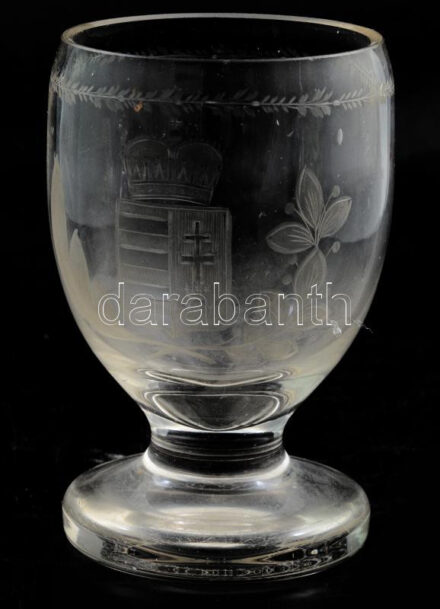 Talpas díszpohár magyar címeres díszítéssel. cca 1860/80, magyar, köszörült mintás díszítéssel, minimális pattogzással, m: 13,5 cm /// Footed Decorative Glass with Hungarian Coat of Arms Decoration. Circa 1860/80, Hungarian, with cut pattern decoration, minor chipping. Height: 13.5