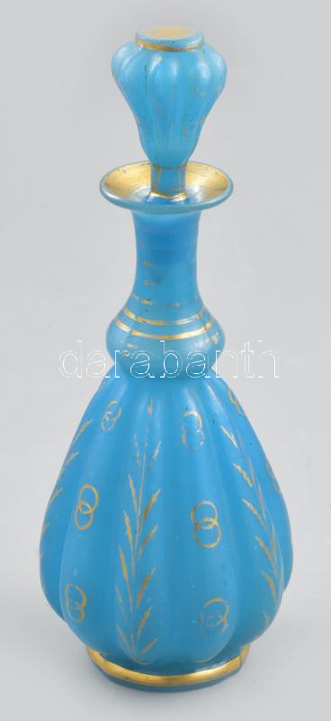 Bécs, 1830 körül, kék opalinüveg italos palack, dugóval, alján becsiszolással, kopott aranyszínű festéssel, hólyagos hasrésszel és dugóval. Kopott, m: 22,5 cm /// "Vienna, circa 1830, blue opaline glass liquor bottle with cork, featuring a cut base, worn gilding, a blistered crack, and the cork. Worn condition. Height: 22.5